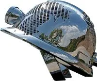 Каска - скульптура абстрактная скульптура из нержавеющей стали на заказ — Оренбург  